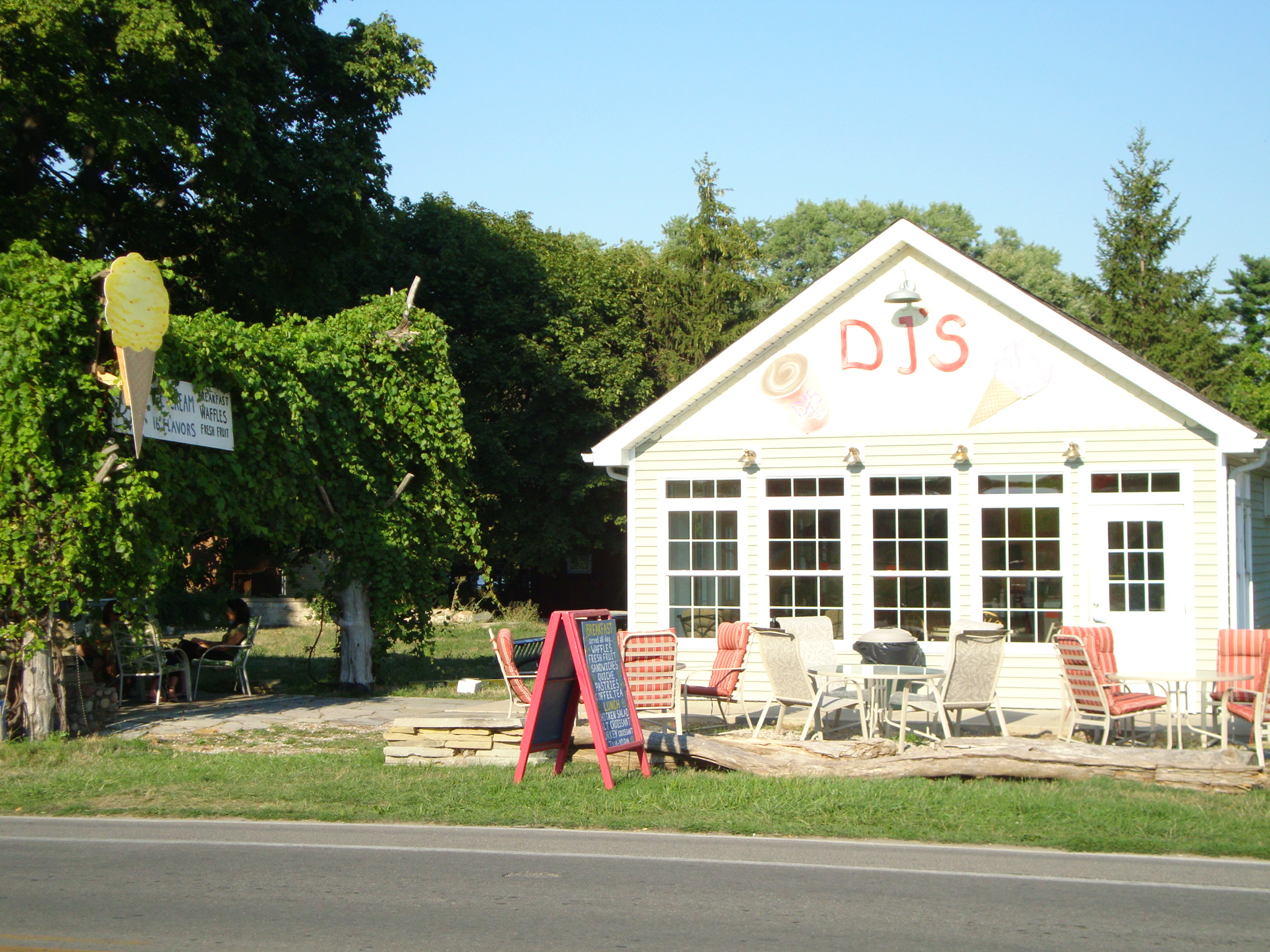 DJ's Ice Cream Put In Bay